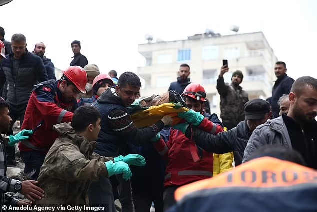 Thảm họa động đất ở Thổ Nhĩ Kỳ cướp đi sinh mạng 2.300 người: Nhói lòng những hình ảnh trẻ nhỏ nơi hiện trường tang thương - Ảnh 10.