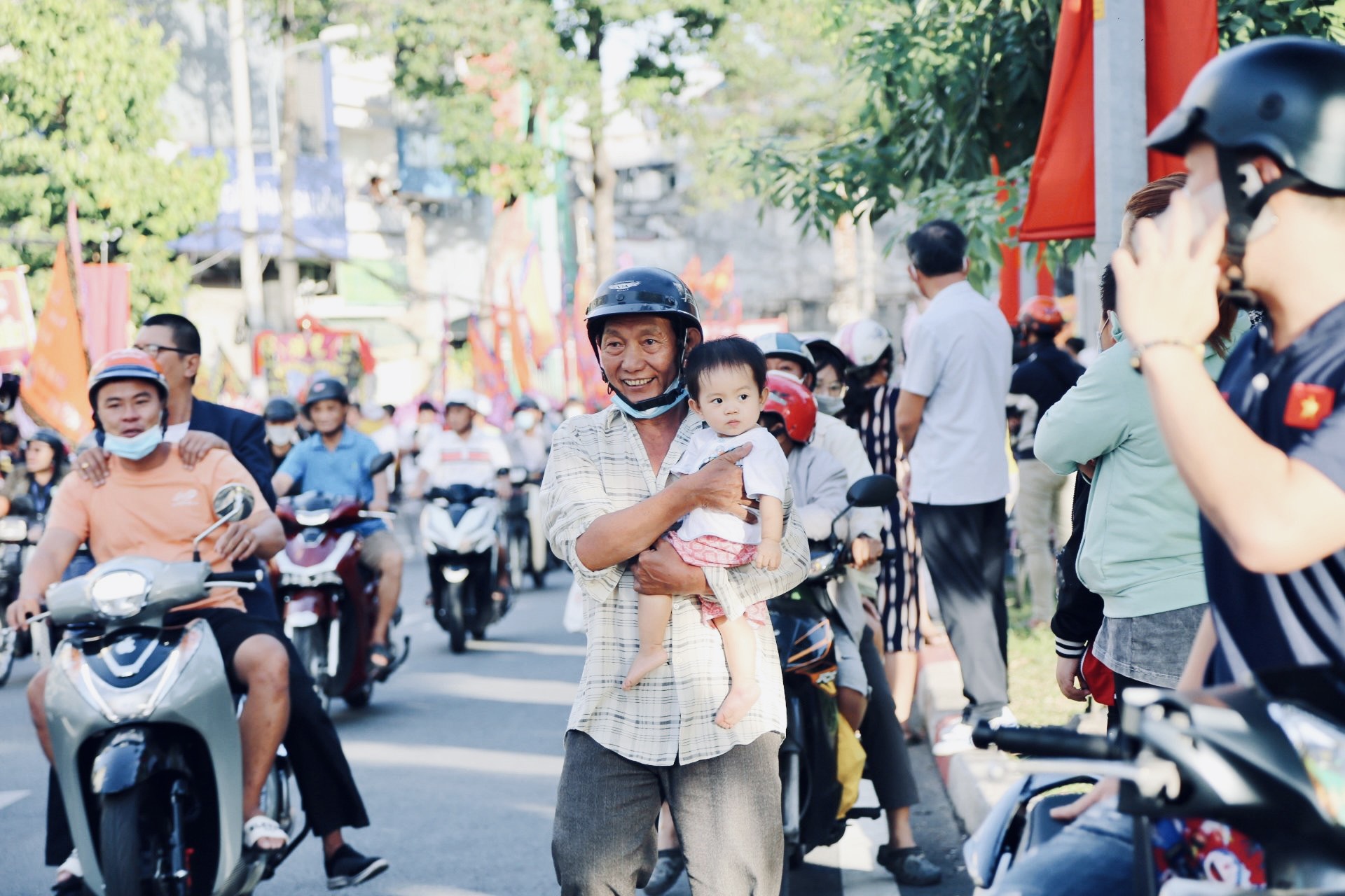 Chùm ảnh: Hàng ngàn người dân ở TP.HCM xuống phố xem Bát Tiên khiến các tuyến đường kẹt cứng - Ảnh 3.