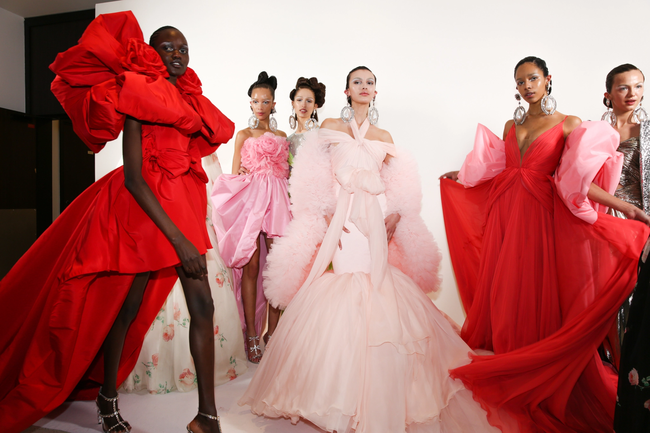 7 bộ sưu tập bùng nổ về thị giác tại Haute Couture Fashion Week - Ảnh 23.