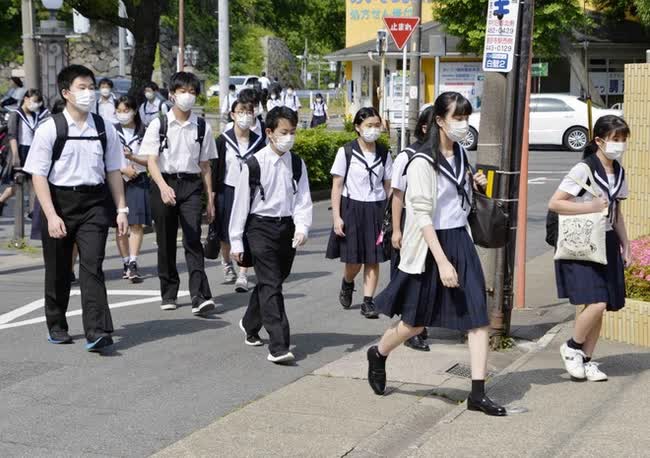 Những nguyên tắc giáo dục kỳ lạ ở Nhật Bản: Không mặc áo khoác khi trời rét chưa là gì so với quy định đồ lót phải cùng màu - Ảnh 2.