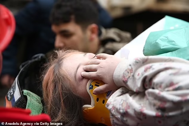 Thảm họa động đất ở Thổ Nhĩ Kỳ cướp đi sinh mạng 2.300 người: Nhói lòng những hình ảnh trẻ nhỏ nơi hiện trường tang thương - Ảnh 8.