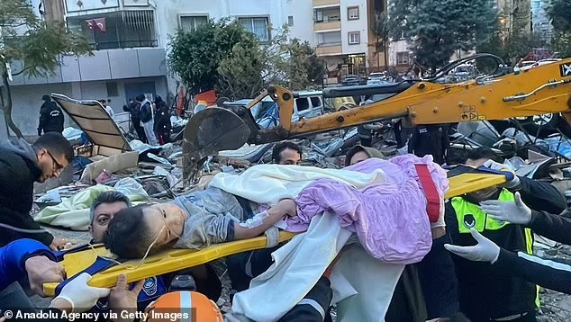 Thảm họa động đất ở Thổ Nhĩ Kỳ cướp đi sinh mạng 2.300 người: Nhói lòng những hình ảnh trẻ nhỏ nơi hiện trường tang thương - Ảnh 7.