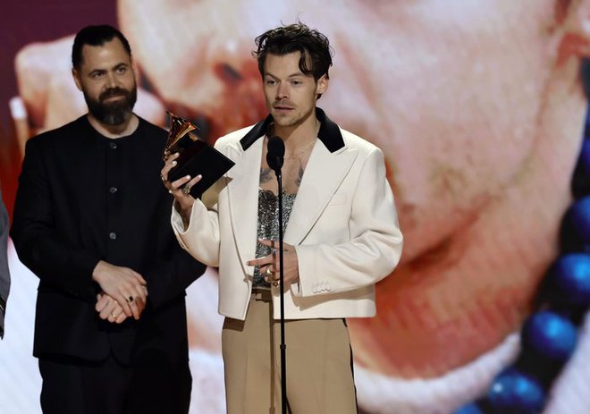 Taylor Swift nhiệt tình chúc mừng khi tình cũ Harry Styles nhận giải Grammy - Ảnh 2.