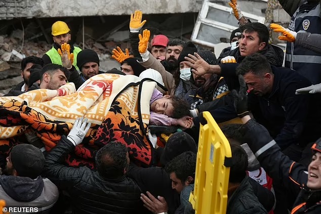 Thảm họa động đất ở Thổ Nhĩ Kỳ cướp đi sinh mạng 2.300 người: Nhói lòng những hình ảnh trẻ nhỏ nơi hiện trường tang thương - Ảnh 5.