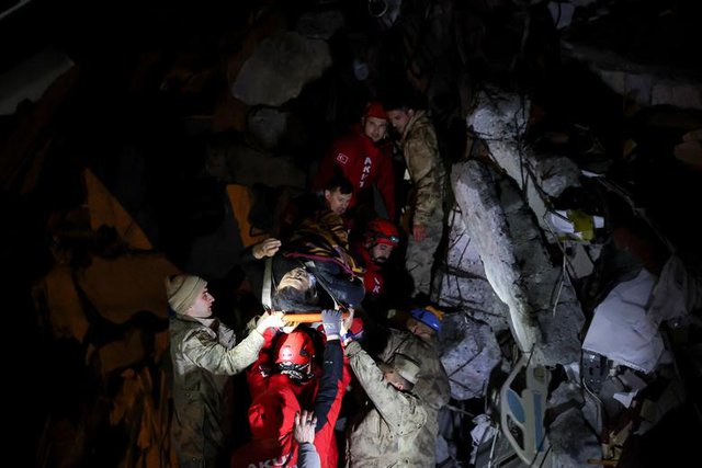 Chùm ảnh: Khung cảnh Thổ Nhĩ Kỳ, Syria tan hoang sau trận động đất kinh hoàng khiến hơn 4000 người thiệt mạng - Ảnh 5.