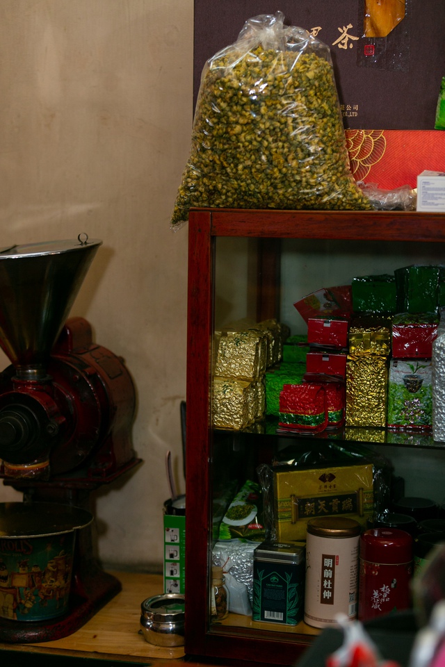 Tiệm trà 70 năm tuổi tại TP.HCM truyền đời “xuyên biên giới” với công thức làm ra hai loại trà quý có khi lên tới 350 triệu đồng/kg - Ảnh 4.