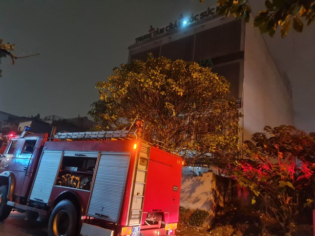 Nhiều người thoát nạn trong vụ cháy cơ sở massage ở Hà Nội - Ảnh 1.
