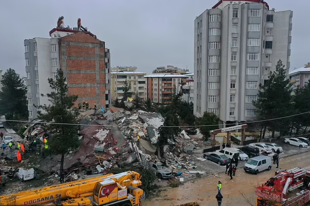 Chùm ảnh chứng minh mức độ tàn phá khủng khiếp của động đất ở Thổ Nhĩ Kỳ: Di tích lịch sử ngàn năm tuổi bị san phẳng trong chốc lát - Ảnh 10.