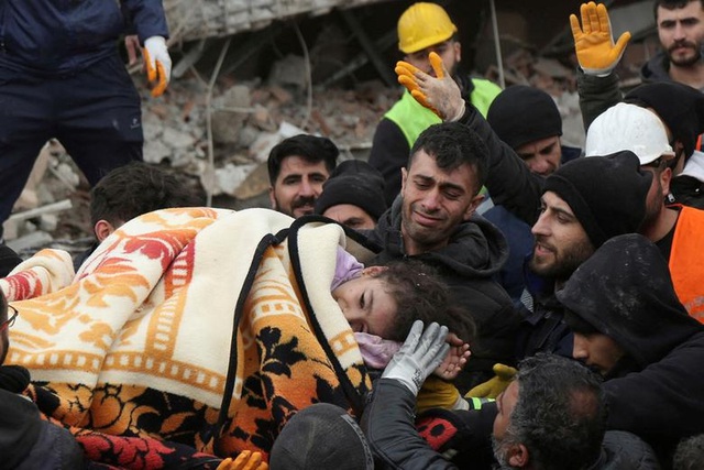Chùm ảnh: Khung cảnh Thổ Nhĩ Kỳ, Syria tan hoang sau trận động đất kinh hoàng khiến hơn 4000 người thiệt mạng - Ảnh 10.