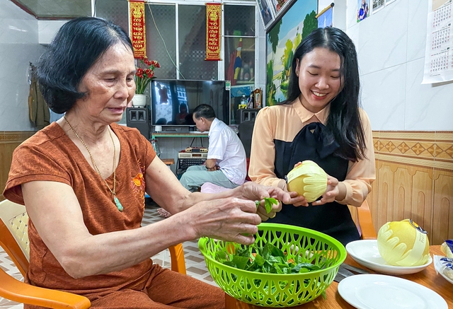 Những bóng hồng ở Đà Nẵng gác bằng đại học, tình nguyện viết đơn nhập ngũ - Ảnh 5.