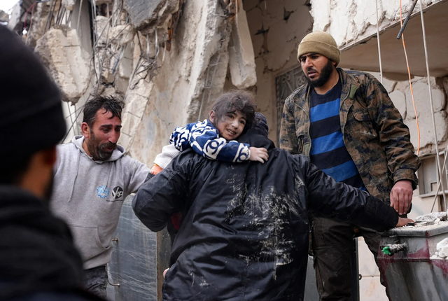 Chùm ảnh hiện trường và nỗ lực cứu hộ sau trận động đất ở Thổ Nhĩ Kỳ và Syria - Ảnh 11.