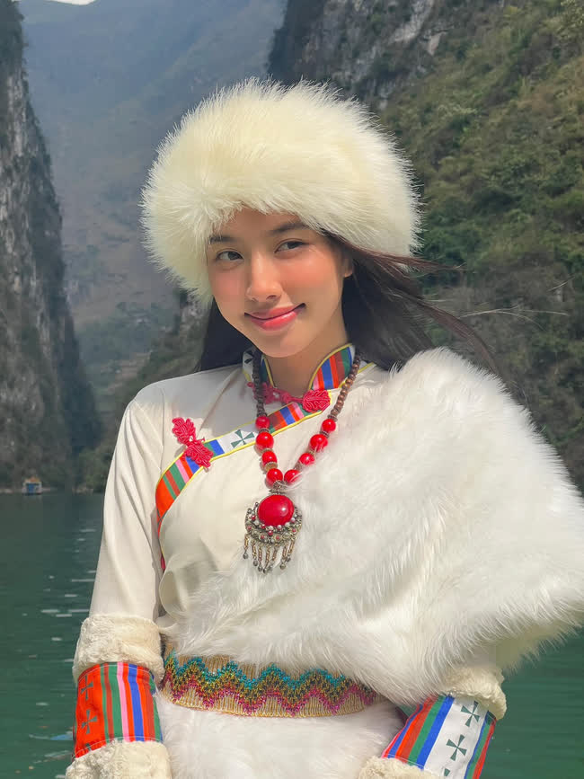 Thùy Tiên bị team qua đường bắt gặp đi từ thiện, visual 0% son phấn của Hoa hậu quốc tế có khác - Ảnh 6.