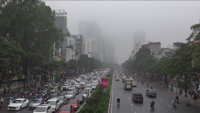Người H&agrave; Nội đối ph&oacute; nồm ẩm: D&ugrave;ng m&aacute;y sấy t&oacute;c sấy quần &aacute;o, lau nh&agrave; li&ecirc;n tục - Ảnh 2.