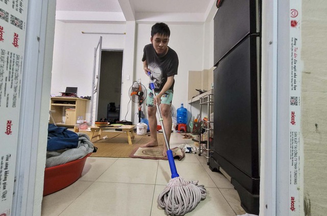Người H&agrave; Nội đối ph&oacute; nồm ẩm: D&ugrave;ng m&aacute;y sấy t&oacute;c sấy quần &aacute;o, lau nh&agrave; li&ecirc;n tục - Ảnh 9.