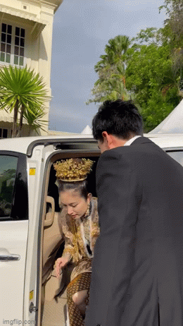 Hình ảnh đầu tiên trong lễ cưới mỹ nhân chuyển giới Nong Poy: Cô dâu đội vương miện vàng cùng chú rể điển trai chính thức xuất hiện - Ảnh 3.