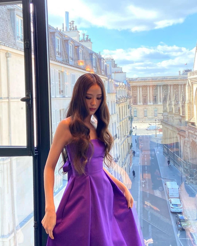 Netizen hết lời cảm thán đãi ngộ nhãn hiệu dành cho Jisoo (BLACKPINK), Địch Lệ Nhiệt Ba lẫn Angelababy đều bị lép vế - Ảnh 1.