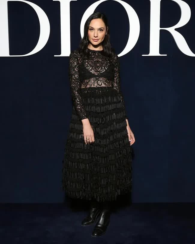 ดารายุโรป-เอเชียที่งานแสดง Dior: Chau Bui สวมชุดกว่า 250 ล้านชุด เทพเจ้าชายของไทยสร้างพายุแห่งภาพอันทรงพลัง - รูปภาพ 6