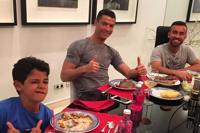 Cầu thủ trẻ tiết lộ suýt chết sau khi ăn theo thực đơn của Ronaldo - Ảnh 1.