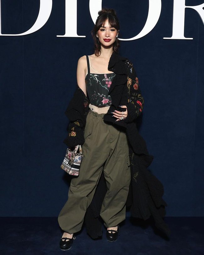 ดารายุโรป-เอเชียที่งานแสดง Dior: Chau Bui สวมชุดกว่า 250 ล้านชุด เทพเจ้าชายของไทยสร้างพายุแห่งภาพอันทรงพลัง - รูปภาพ 5