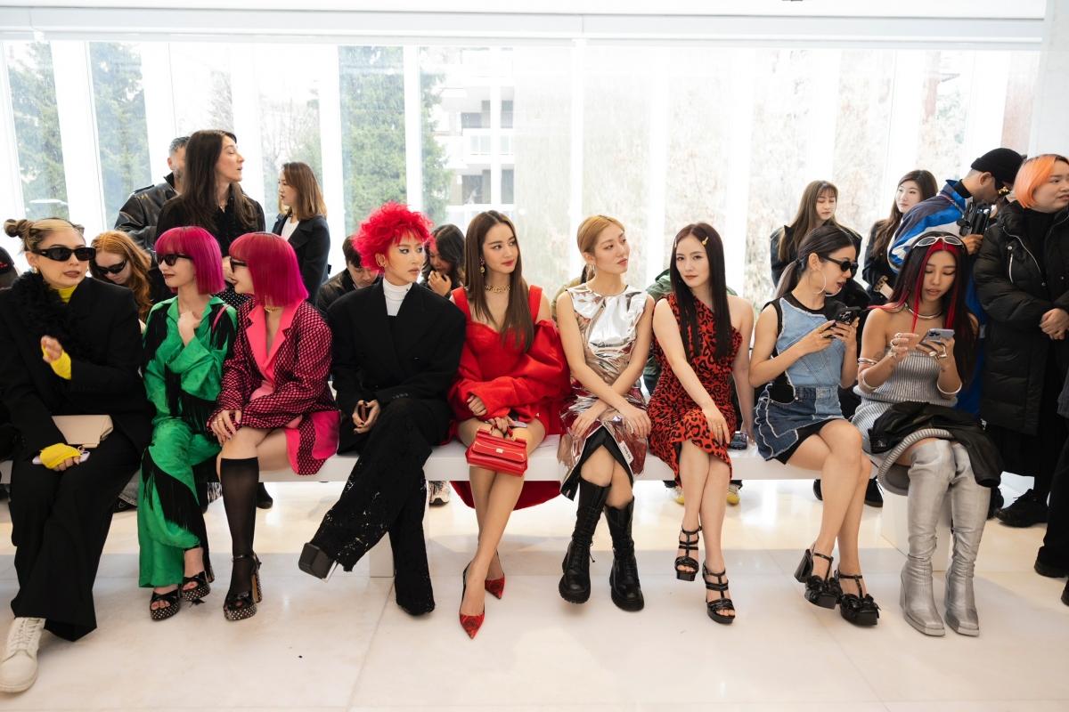 Quỳnh Anh Shyn biến hóa đầy màu sắc tại Tuần lễ thời trang Milan - Ảnh 1.