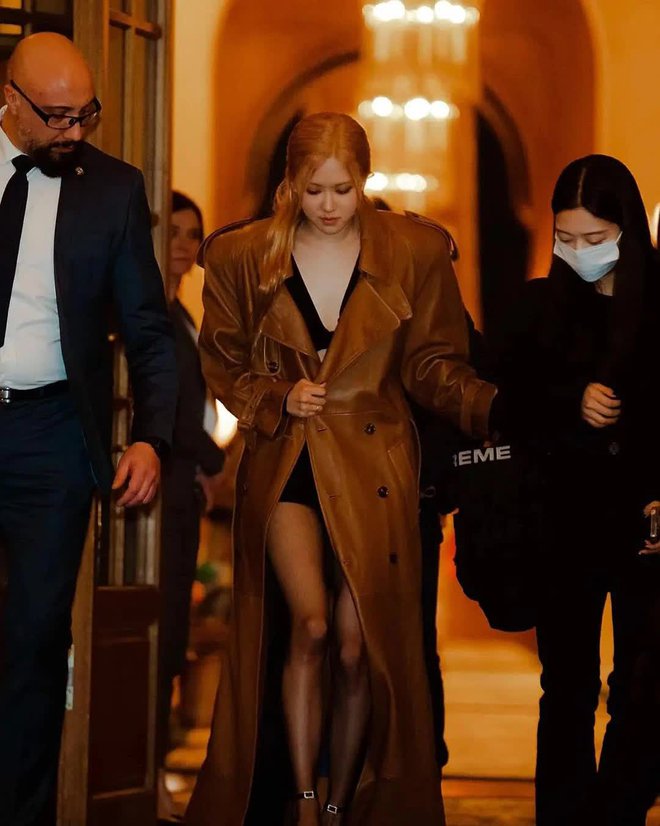 2 mẩu BLACKPINK đại náo Paris Fashion Week: Jisoo bị dìm nhưng vẫn suýt át cả Charlize Theron, Rosé che chắn vì sợ hớ hênh? - Ảnh 13.