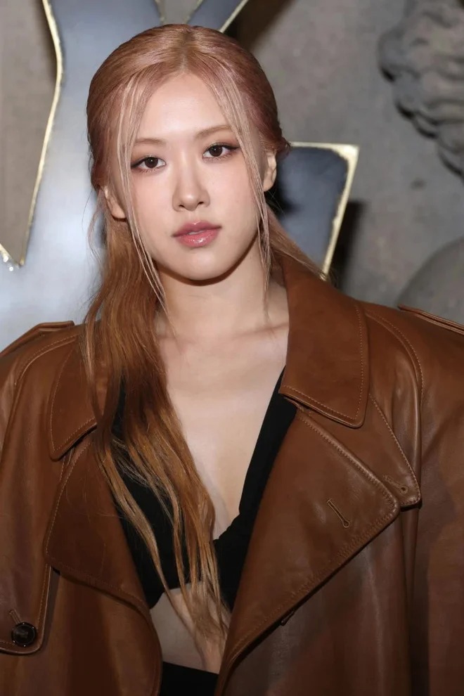 2 mẩu BLACKPINK đại náo Paris Fashion Week: Jisoo bị dìm nhưng vẫn suýt át cả Charlize Theron, Rosé che chắn vì sợ hớ hênh? - Ảnh 10.