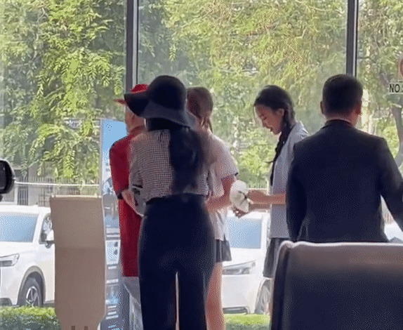 MC Quyền Linh đi dép tổ ong cùng gia đình mua xe, netizen tiết lộ tính cách thật của 2 ái nữ ngoài đời - Ảnh 2.