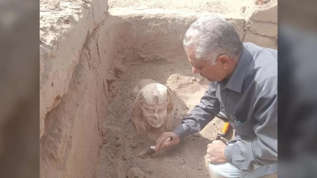 B&iacute; ẩn bức tượng nh&acirc;n sư Ai Cập cổ đại c&oacute; m&aacute; l&uacute;m đồng tiền - Ảnh 1.