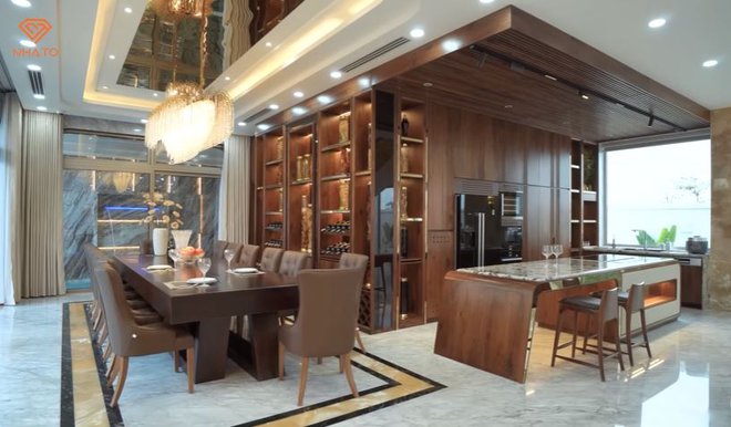 Kh&aacute;m ph&aacute; cung điện 700m2 ven s&ocirc;ng H&agrave;n, phủ v&agrave;ng, d&aacute;t gỗ qu&yacute;, ri&ecirc;ng bộ sofa ngồi chơi đ&atilde; hơn 1 tỷ - Ảnh 12.