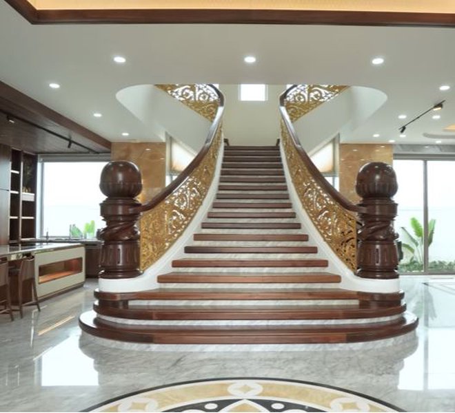Kh&aacute;m ph&aacute; cung điện 700m2 ven s&ocirc;ng H&agrave;n, phủ v&agrave;ng, d&aacute;t gỗ qu&yacute;, ri&ecirc;ng bộ sofa ngồi chơi đ&atilde; hơn 1 tỷ - Ảnh 7.