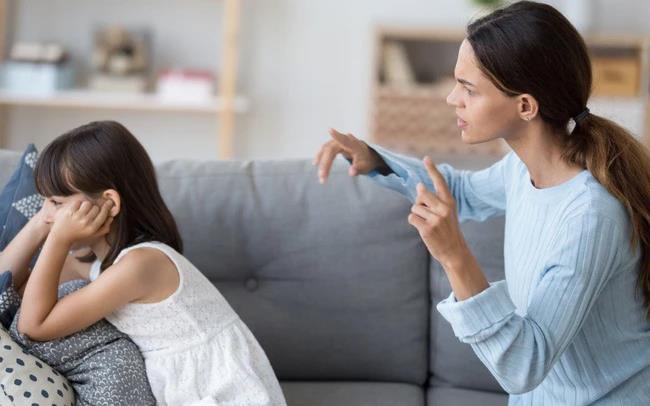 Chuyên gia chỉ ra sai lầm thường mắc phải của cha mẹ khi dạy trẻ bướng bỉnh, không nghe lời