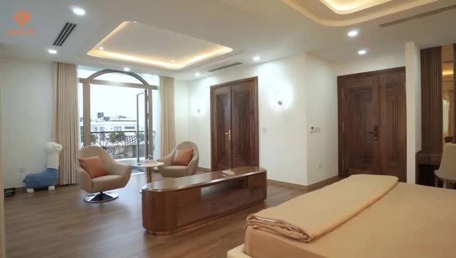 Kh&aacute;m ph&aacute; cung điện 700m2 ven s&ocirc;ng H&agrave;n, phủ v&agrave;ng, d&aacute;t gỗ qu&yacute;, ri&ecirc;ng bộ sofa ngồi chơi đ&atilde; hơn 1 tỷ - Ảnh 21.