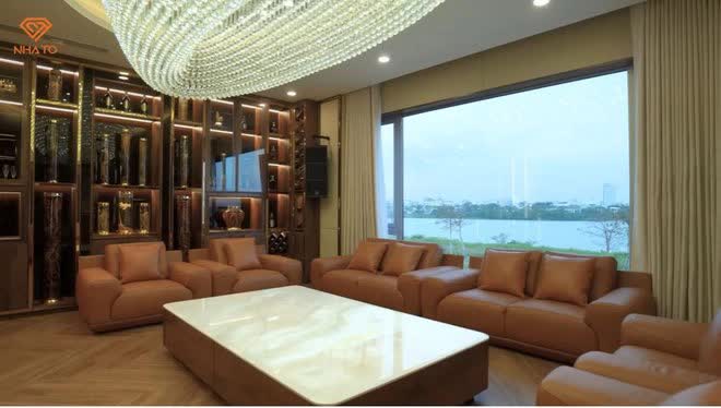 Kh&aacute;m ph&aacute; cung điện 700m2 ven s&ocirc;ng H&agrave;n, phủ v&agrave;ng, d&aacute;t gỗ qu&yacute;, ri&ecirc;ng bộ sofa ngồi chơi đ&atilde; hơn 1 tỷ - Ảnh 19.