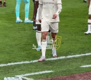 Ronaldo nổi điên đá chai nước sau trận thua, khán giả quay sang hô tên Messi - Ảnh 1.