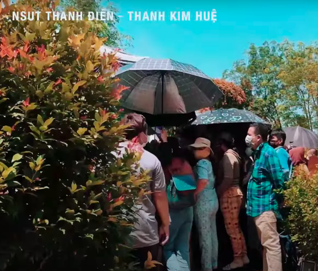 Phần mộ một nghệ sĩ nổi tiếng bị hư hỏng sau cảnh người dân chen lấn, giẫm đạp lúc đưa tang NSƯT Vũ Linh - Ảnh 3.