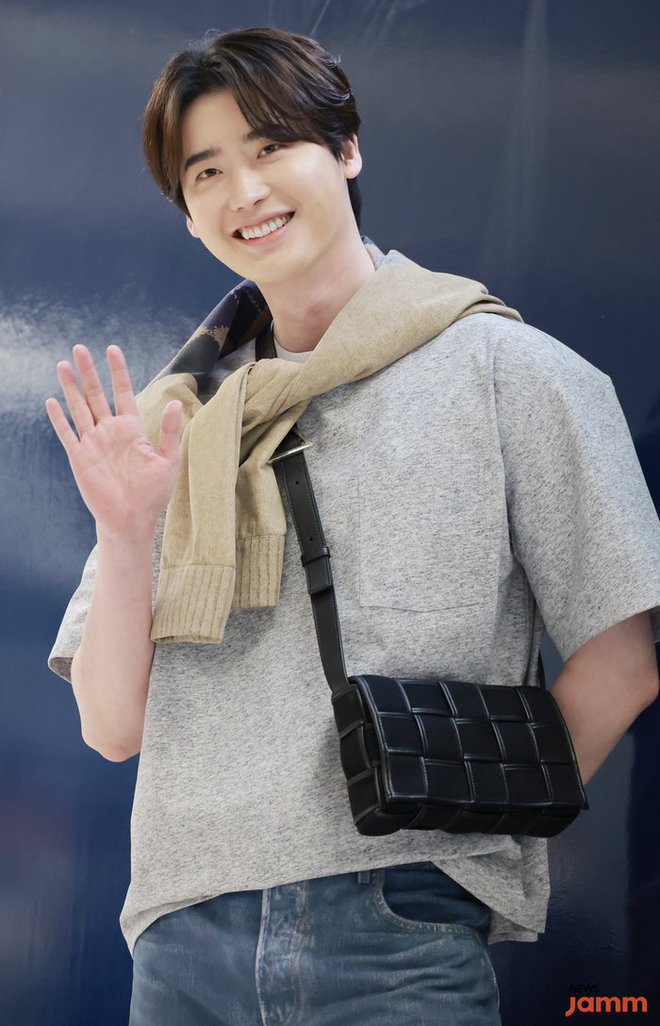 Netizen xứ Hàn giật mình khi IU và Lee Jong Suk có túi đôi đắt bằng... chiếc ô tô - Ảnh 2.