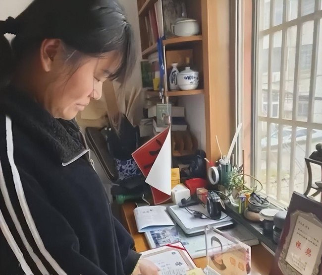 Thầy gi&aacute;o 48 tuổi qua đời, đ&aacute;m tang c&oacute; hơn 1000 người xa lạ đến dự: Gia đ&igrave;nh dọn di vật mới ph&aacute;t hiện b&iacute; mật chấn động được ch&ocirc;n giấu 20 năm - Ảnh 3.