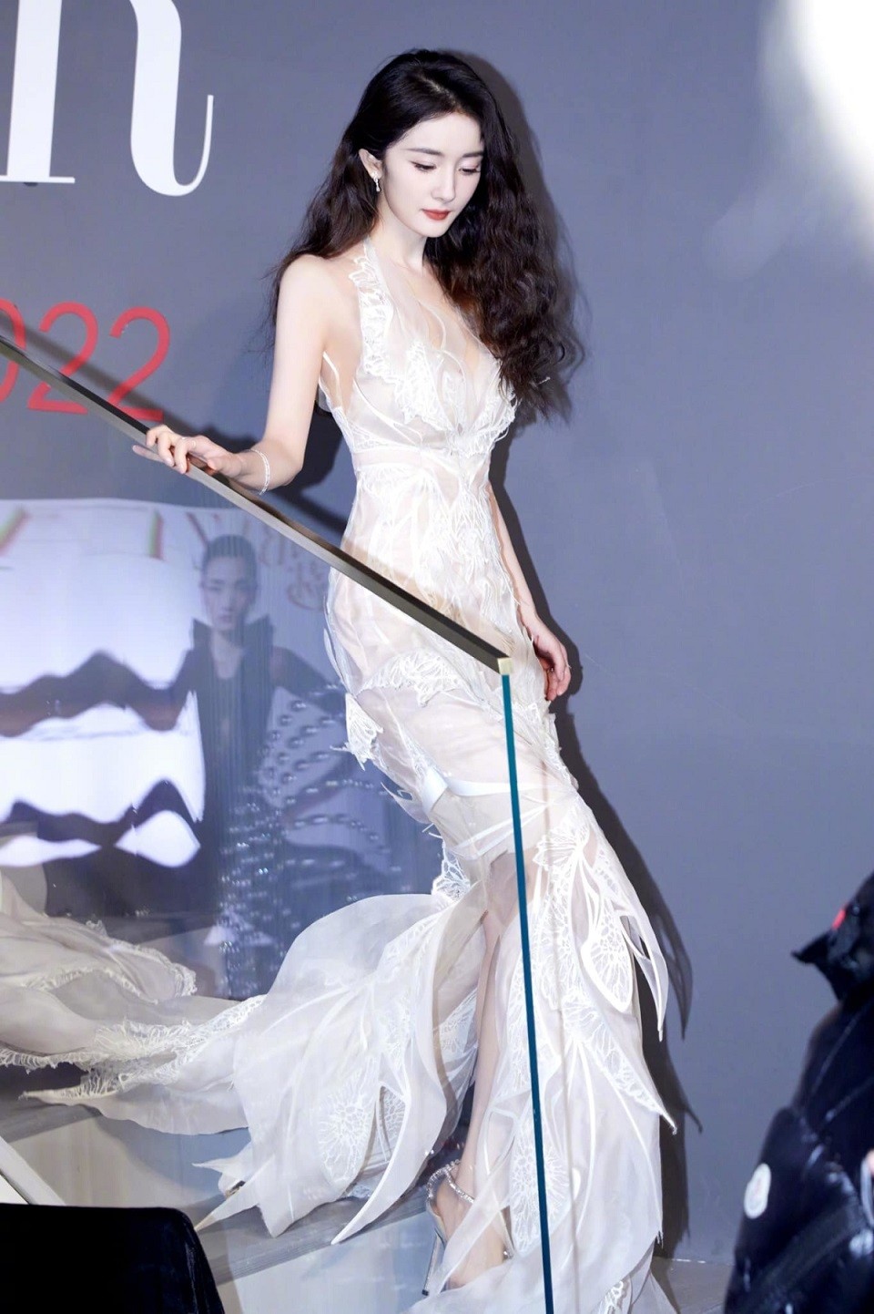Bạn gái mới của Lưu Khải Uy 'đụng váy' Dương Mịch, có thể thấy khoảng cách  giữa thô tục và lộng lẫy lớn như thế nào