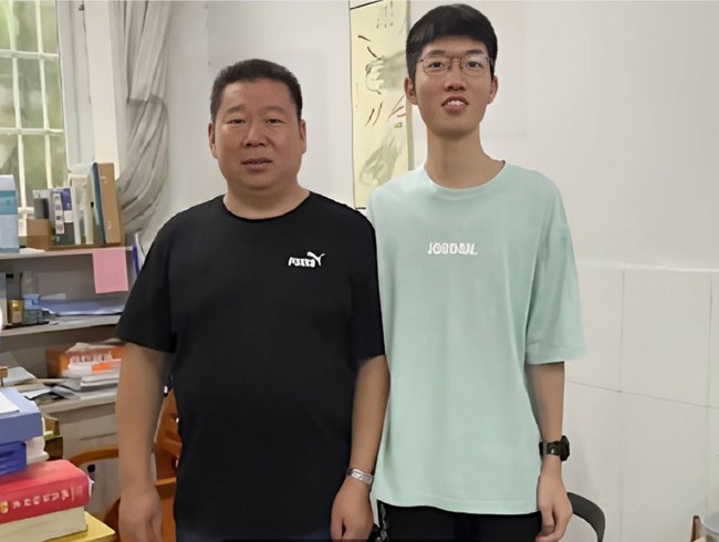 Thầy gi&aacute;o 48 tuổi qua đời, đ&aacute;m tang c&oacute; hơn 1000 người xa lạ đến dự: Gia đ&igrave;nh dọn di vật mới ph&aacute;t hiện b&iacute; mật chấn động được ch&ocirc;n giấu 20 năm - Ảnh 2.