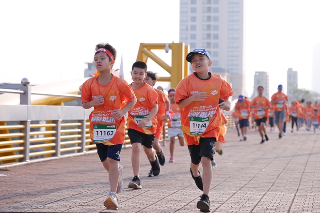 Nhiều trẻ mồ côi vì Covid-19 chạy bộ gây quỹ xây trường, giúp đỡ học sinh khó khăn - Ảnh 7.