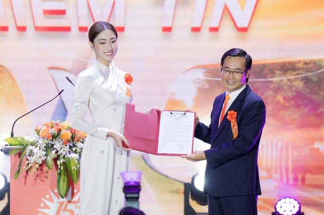 Hoa hậu Lương Thuỳ Linh có hành động tinh tế khi trao vương miện tại trường đại học - Ảnh 5.