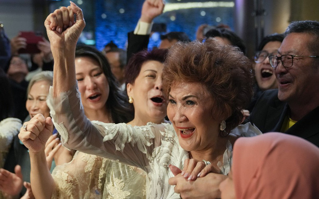 Mẹ Dương Tử Quỳnh tung nắm đấm khi con gái giành tượng vàng Oscar - Ảnh 2.