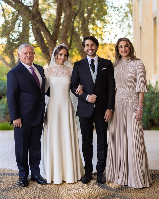 Cận cảnh đám cưới của công chúa xinh đẹp nhất Jordan: Cô dâu mặc váy cưới đẳng cấp, khung cảnh lãng mạn tựa truyện cổ tích - Ảnh 9.
