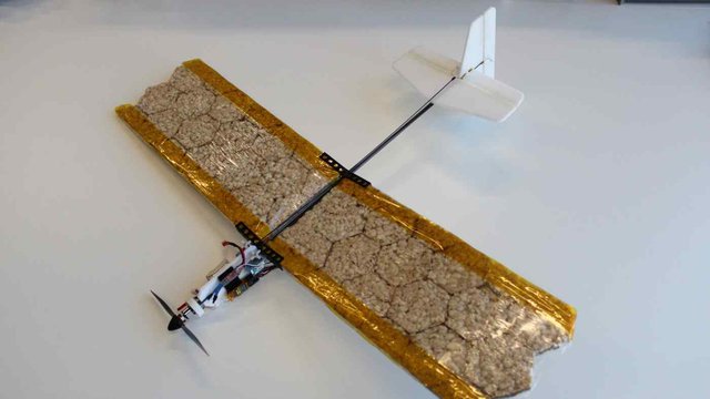 V&igrave; sao người Nhật lại chế tạo m&aacute;y bay kh&ocirc;ng người l&aacute;i từ... b&aacute;nh gạo? - Ảnh 1.