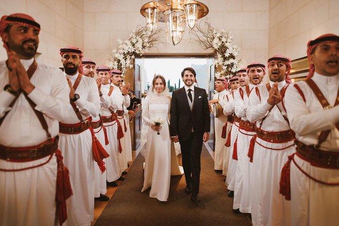 Cận cảnh đám cưới của công chúa xinh đẹp nhất Jordan: Cô dâu mặc váy cưới đẳng cấp, khung cảnh lãng mạn tựa truyện cổ tích - Ảnh 3.