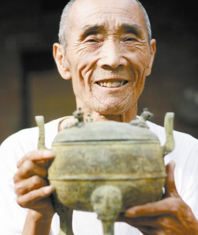 Cụ &ocirc;ng 80 tuổi l&agrave;m gi&agrave;u từ đồ giả: Gi&uacute;p cả l&agrave;ng ăn n&ecirc;n l&agrave;m ra, một năm kiếm về hơn 500 tỷ đồng nhờ h&agrave;ng nh&aacute;i - Ảnh 4.