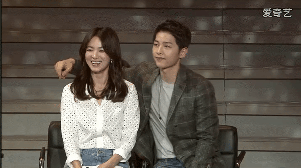 Loạt sao nam k&eacute;m tuổi lộ khoảnh khắc skinship với Song Hye Kyo, ngọt thế n&agrave;y hỏi sao thường vướng tin hẹn h&ograve; - Ảnh 3.