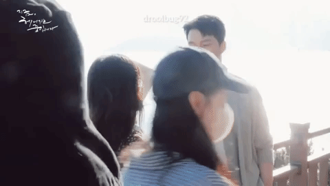 Loạt sao nam k&eacute;m tuổi lộ khoảnh khắc skinship với Song Hye Kyo, ngọt thế n&agrave;y hỏi sao thường vướng tin hẹn h&ograve; - Ảnh 16.