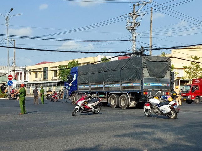 Tài xế xe tải rời hiện trường sau vụ va chạm làm 2 người đi xe máy tử vong tại chỗ - Ảnh 1.