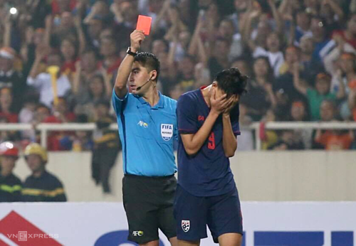 Tiền đạo Thái Lan ám ảnh vì đấm trung vệ Đình Trọng, khiến đội nhà thua thảm Việt Nam - Ảnh 1.